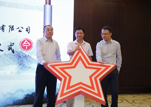 方正電子總裁楊斌（中）、華為中國區企業BG廣電媒資業務部副部長張宏中（右一）、方正電子數字出版與教育業務部總經理劉長明（左一）共同發布融合云出版解決方案.jpg