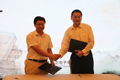 方正電子總裁楊斌（左）、國家開放大學出版傳媒集團總編輯、中央廣播電視大學出版社總編輯任巖（右）代表雙方簽約.jpg